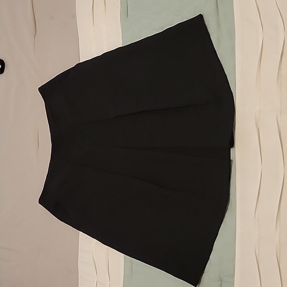 VINCE Size 10 Black Skirt Above Knee Length With Side Pockets Like New